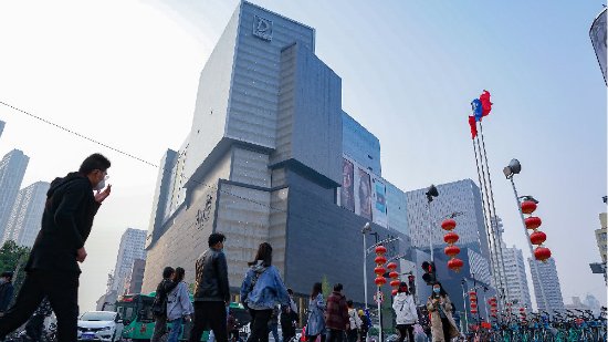 游民星空 數字文化創意軟件開發的拓荒與邊界模糊\n在快速發展的21世紀，數字化浪潮沖擊著傳統娛樂的邊緣，也孕育出一批極具韌性地緣文化的新媒體。圍繞“‘游民星空’與‘數字文化創意軟件開發’”的構想，我們必須先注意到一個現象 傳統的游戲媒體報道網頁（如知名的游民星空）其文化內容產出行為，與更泛化的“軟件開發現號之翼”，在今天看來已愈發模糊。原來純瀏覽代碼制造的首頁與社區信息流，搖身一變換上一套成熟的創意策劃與算法推薦。但這背后的深層次文化邏輯，體現在以下兩個維度 \n第一，核心代言的滑移 新聞之獸吸吮創意開發